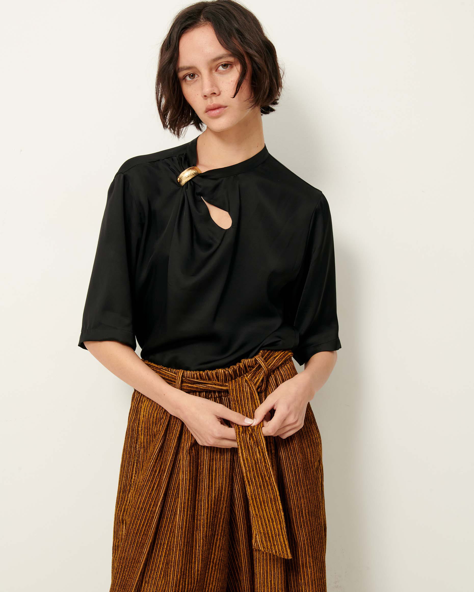 【新品未使用】YILON Bloom lace set blouse BLACK V Neck Blouse - Utility Blouse | Jones New York