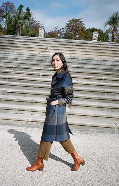 Noémie Ferst en manteau Hooper Bay, pantalon Hudson Street et chaussure Ludd Sessùn